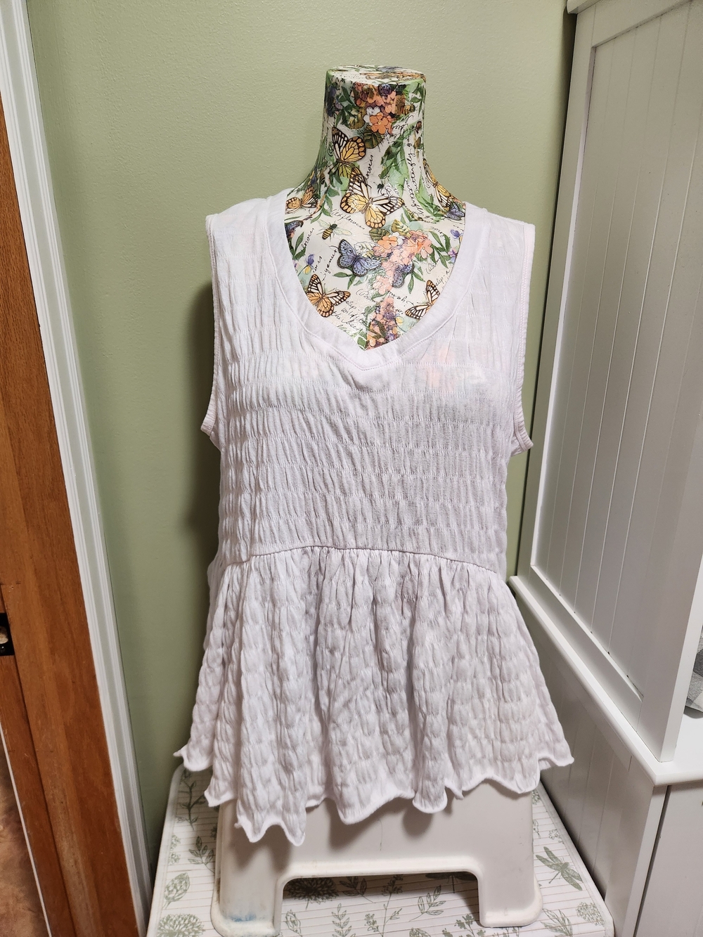 Cupio White Crinkled V-Neck Peplum Tank